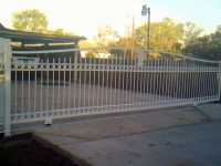Automatic sliding gate